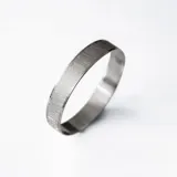 Esclava rígida de plata 925 con acabado satinado y diseño de cinta ancha.