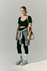 Top de tejido seamless con escote en V, manga corta y diseño ajustado al cuerpo.