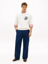 Sweater grueso de punto acanalado Tommy Hilfiger en color blanco, con cuello redondo y diseño de hombros caídos. Presenta un logo bordado en fuente Script en el pecho y puños acanalados.