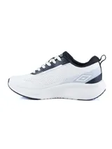 Championes deportivos Umbro modelo Void, color negro con detalles en gris oscuro. Presentan una estructura de malla transpirable, suela robusta con amortiguación y el logo de la marca en el lateral y la lengüeta.