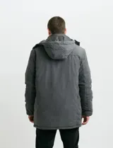 Campera Harrington de color verde oscuro, con cierre frontal de cremallera y solapa con botones a presión, cuello alto y bolsillos laterales.