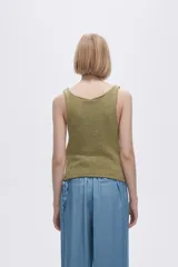 Musculosa verde melange de tejido de punto con tres aberturas circulares en el frente.