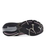 Championes New Balance modelo 2010, color rosa pálido (ice wine) con detalles en gris y entresuela crema. Presentan una silueta deportiva con paneles de malla y gamuza, y la icónica 'N' lateral en gris con borde blanco. La suela incorpora unidades de amortiguación visibles en el talón.