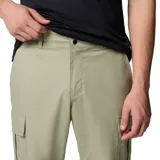 Pantalón cargo Columbia para hombre, color verde oliva, con bolsillos laterales tipo cargo con cierre de velcro, bolsillos frontales y traseros. Confeccionado en tejido elástico con tecnología Omni-Shade UPF 50.