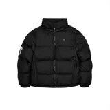 Campera puffer negra con capucha y corte estándar. Presenta un gran estampado blanco en la espalda con el logo de Trapstar y texto reflejado debajo.