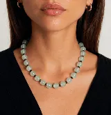 Collar de cuentas esféricas de color verde agua intercaladas con pequeñas cuentas oscuras.