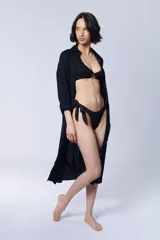 Bombacha de bikini negra con textura acanalada, de corte clásico y diseño cómodo.