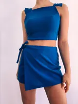 Short pollera blanco con lazo lateral.