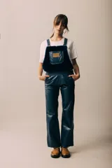 Enterito azul marino de cuero con interior de corderito en la parte superior.