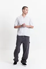 Camisa de manga corta a rayas con textura y fit regular.