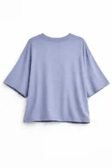 Remera negra de corte oversize con cuello redondo y mangas cortas. Presenta un estampado tipográfico en color blanco en el lado izquierdo del pecho con la frase 'it's NOT THAT SERIOUS'.