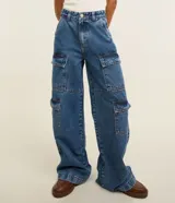 Pantalón estilo años 90 de tiro alto confeccionado en jean, con bolsillos cargo en los laterales y trabillas en la cintura.