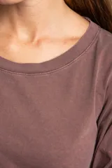 Remera de manga larga con cuello redondo, confeccionada en algodón lavado con efecto desgastado. Presenta un corte oversize y una textura suave y resistente.