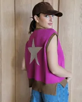 Chaleco de punto sin mangas color fucsia, con diseño de estrella grande en color beige en la espalda y terminaciones en color marrón en cuello, sisas y ruedo. Presenta un corte holgado con aberturas laterales en el ruedo.