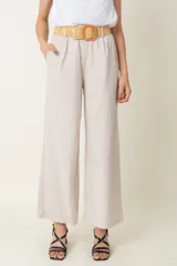 Pantalón de algodón con spandex, de corte ancho y tiro alto, con cintura elastizada, bolsillos laterales y cinto rústico incluido.