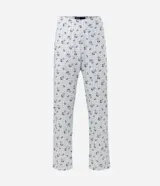 Pijama largo para hombre confeccionado en algodón, compuesto por una remera de manga corta blanca con cuello redondo celeste y estampa frontal de Snoopy, y un pantalón largo celeste con estampado general de Snoopy y cintura elástica.