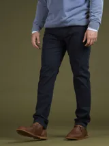 Pantalón de calce comfort confeccionado en tejido sateen de algodón con spandex. Presenta un acabado suave al tacto y un teñido uniforme en color azul marino.