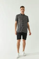 Camisa estampada de hombre, corte slim, manga corta, cartera abotonada y logo bordado. Confeccionada en viscosa.