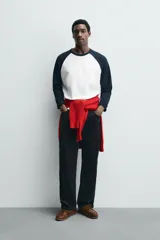 Camiseta de corte relajado con cuello redondo y mangas largas tipo raglán en contraste de color.