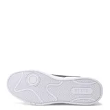 Championes Puma modelo Court Classic Clean, de diseño urbano inspirado en el baloncesto retro. Presentan un exterior de material sintético blanco con la icónica franja lateral de la marca en color negro. Cuentan con cierre de cordones, interior forrado y plantilla SoftFoam+ para mayor amortiguación.