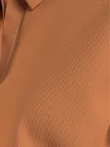 Remera corta color naranja de Calvin Klein Jeans, con cuello tipo chomba de canalé, manga corta y corte holgado.