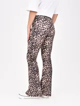 Calza de tiro alto con corte acampanado en el bajo, confeccionada en tejido elástico de color negro.