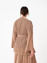 Kimono largo de terciopelo negro, con mangas largas y diseño abierto. Confeccionado en una mezcla de viscosa y poliamida, ofrece una caída fluida y elegante.