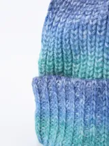 Gorro de lana tejido a crochet, con degradé de colores pastel: lila, celeste, amarillo y rosa.