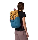 Mochila Columbia Trail Traveler de 28 litros, color mostaza y azul, con detalles en bordó. Cuenta con compartimento para laptop de hasta 15 pulgadas, espalda acolchada, bolsillo frontal para accesorios, correa de esternón ajustable, dos bolsillos exteriores con cremallera y panel inferior acolchado.