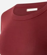 Blusa de manga larga Marfinno, confeccionada en tejido rib acanalado de color bordó, con cuello redondo y ajuste al cuerpo.