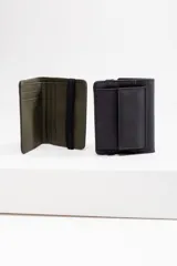 Billetera negra de cuero vegano con diseño minimalista.