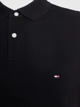 Chomba negra de piqué de algodón elástico, corte regular, cuello clásico y logo de Tommy Hilfiger bordado en el pecho.