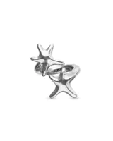 Anillo de aleación de metales bañado en plata con diseño abierto y dos estrellas de mar en los extremos.
