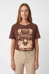Remera de manga corta color blanco con estampa frontal ilustrada que incluye una serpiente, rosas y la leyenda "All I Ever Wanted".