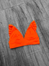 Top de bikini naranja neón con escote en V y volados en los tirantes.