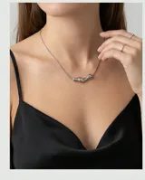 Collar de acero con cadena tipo serpiente y dije central con forma orgánica y ondulada de acabado pulido.