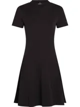 Vestido negro de Tommy Hilfiger con cuello redondo, manga corta y corte ligeramente evasé.