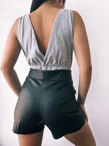 Body de algodón color gris con escote en V profundo y breteles anchos.