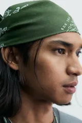 Bandana de algodón color verde oscuro con estampado gráfico y geométrico en blanco.