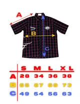Conjunto compuesto por una camisa de manga corta a cuadros rojos y negros con detalles gráficos bordados y un short negro de corte holgado con costuras en contraste y estampa lateral con tipografía cursiva.