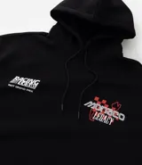 Buzo con capucha y bolsillo canguro, confeccionado en algodón con felpa. Presenta un diseño estampado con temática de carreras en el frente y la espalda, con corte relajado y cordón ajustable en la capucha.