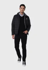 Campera acolchada reversible color bordó con interior gris, cierre frontal con cremallera, cuello alto y logo bordado en el pecho.