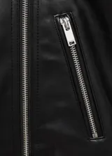 Chaqueta de diseño biker en efecto piel color negro, con solapas con muesca, cierre cruzado con cremallera y bolsillos laterales con cremallera.