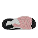 Championes de running New Balance Fresh Foam X Evoz V4 para mujer, de color negro con la letra "N" en rosado y entresuela blanca con tecnología Fresh Foam X.
