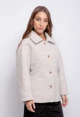 Tapado corto color beige de paño con dos bolsillos delanteros y botones veteados.