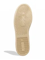 Zapatillas urbanas de diseño retro en tonos beige, marrón y celeste, confeccionadas en serraje con suela de goma color caramelo y cordones blancos.