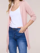 Cardigan largo y abierto de tejido de punto fino, color rosado, con mangas tres cuartos y puños acanalados.