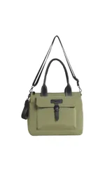 Bolso Trendy color verde militar, con doble asa corta y correa larga ajustable y desmontable. Cuenta con un bolsillo frontal con solapa, hebilla decorativa y detalles en color negro.