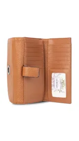 Billetera larga de diseño rectangular con solapa frontal y detalle de aro metálico central. Presenta múltiples compartimentos internos para tarjetas, billetes y un monedero con cierre.