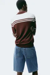 Bermuda de cinco bolsillos en denim de algodón grueso. Modelo de cintura estándar con cierre y botón, y piernas de corte relajado.